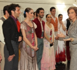 Su Majestad la Reina conversa con los bailarines del Ballet Nacional de España durante su visita a la sede del Ballet